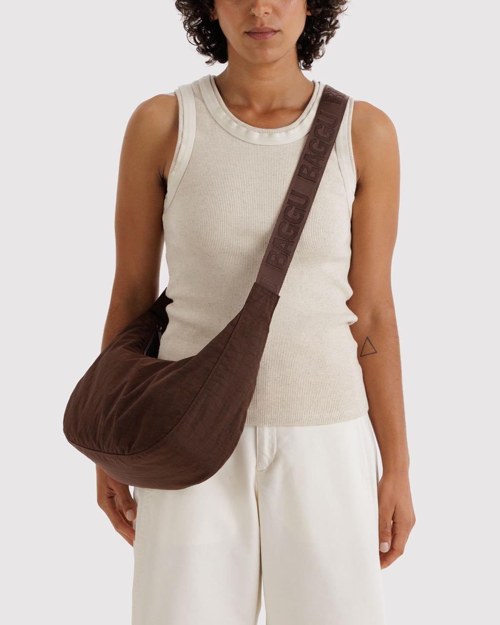 バッグ baggu Medium Nylon Crescent Bag Medium Nylon Crescent Bag w/ Key Leash - Coffee – ban.do