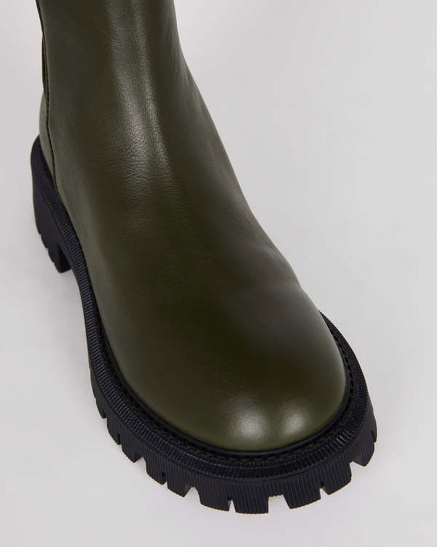 up close of toes of hunter green chunky sole boots  with black elastic sides