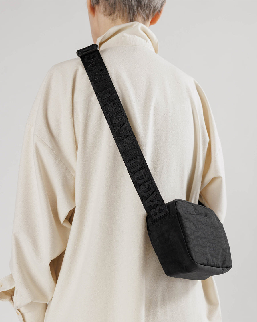 model wearing black baggu camera bag