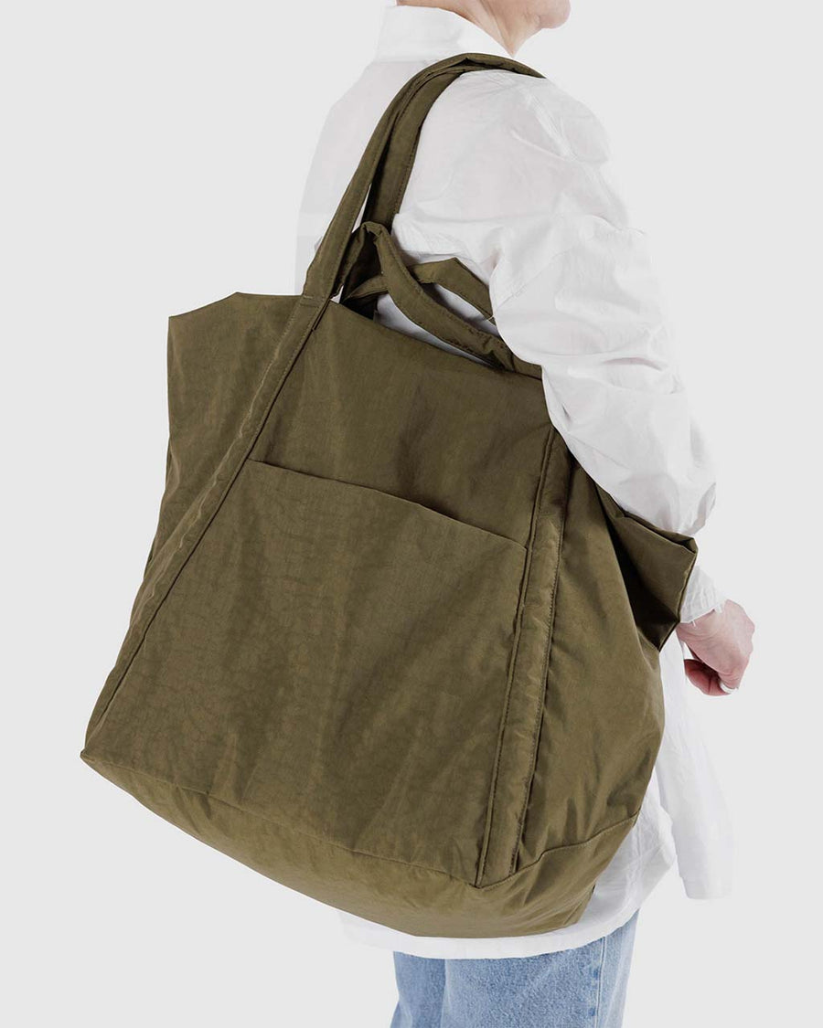 model carrying dark olive travel cloud bag