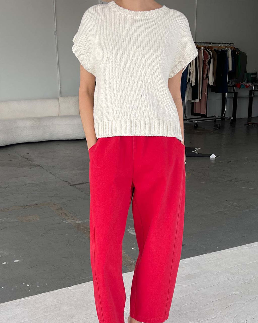 model wearing naturel short sleeve sweater top with red arc pants