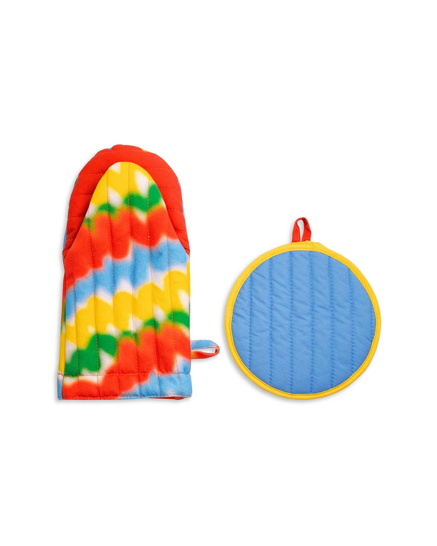 back view of primary color squiggle oven mitt and pot holder set