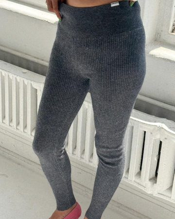 sideview of model wearing heather grey ribbed cashmere leggings
