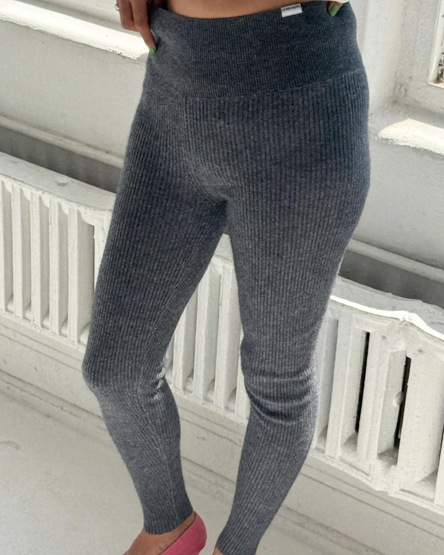 sideview of model wearing heather grey ribbed cashmere leggings
