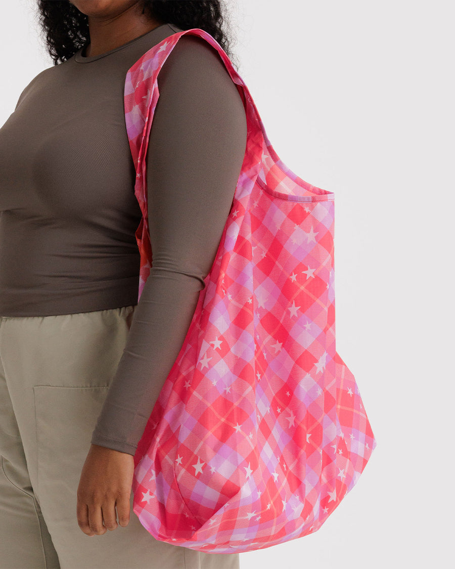 model wearing pink plaid starry big baggu