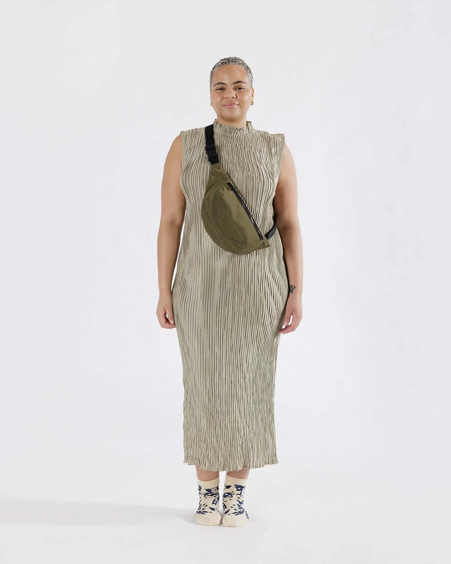 model wearing seaweed baggu crescent fanny pack