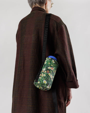 model wearing realistic daisy print puffy water bottle sling
