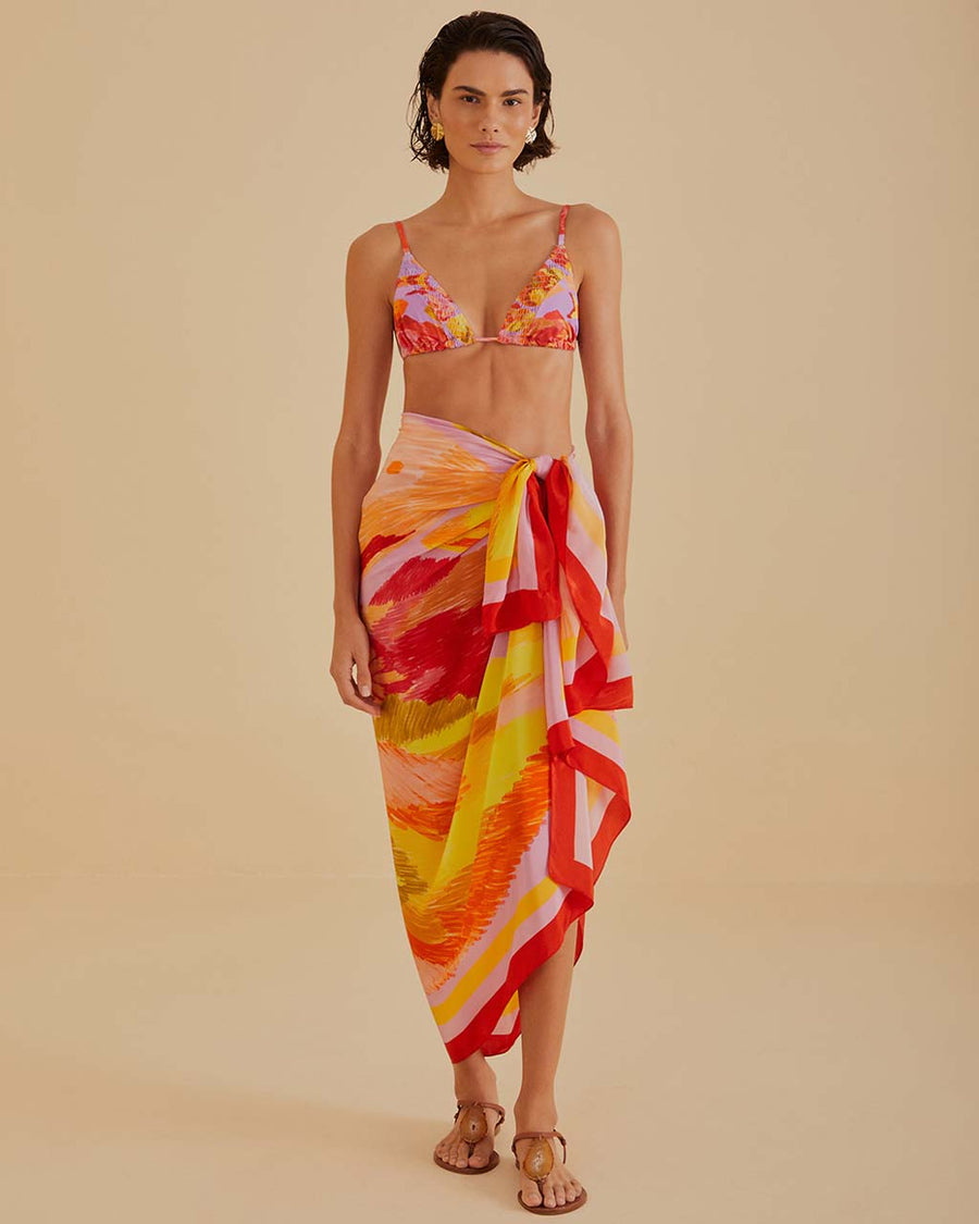 model wearing colorful abstract fish print panneaux