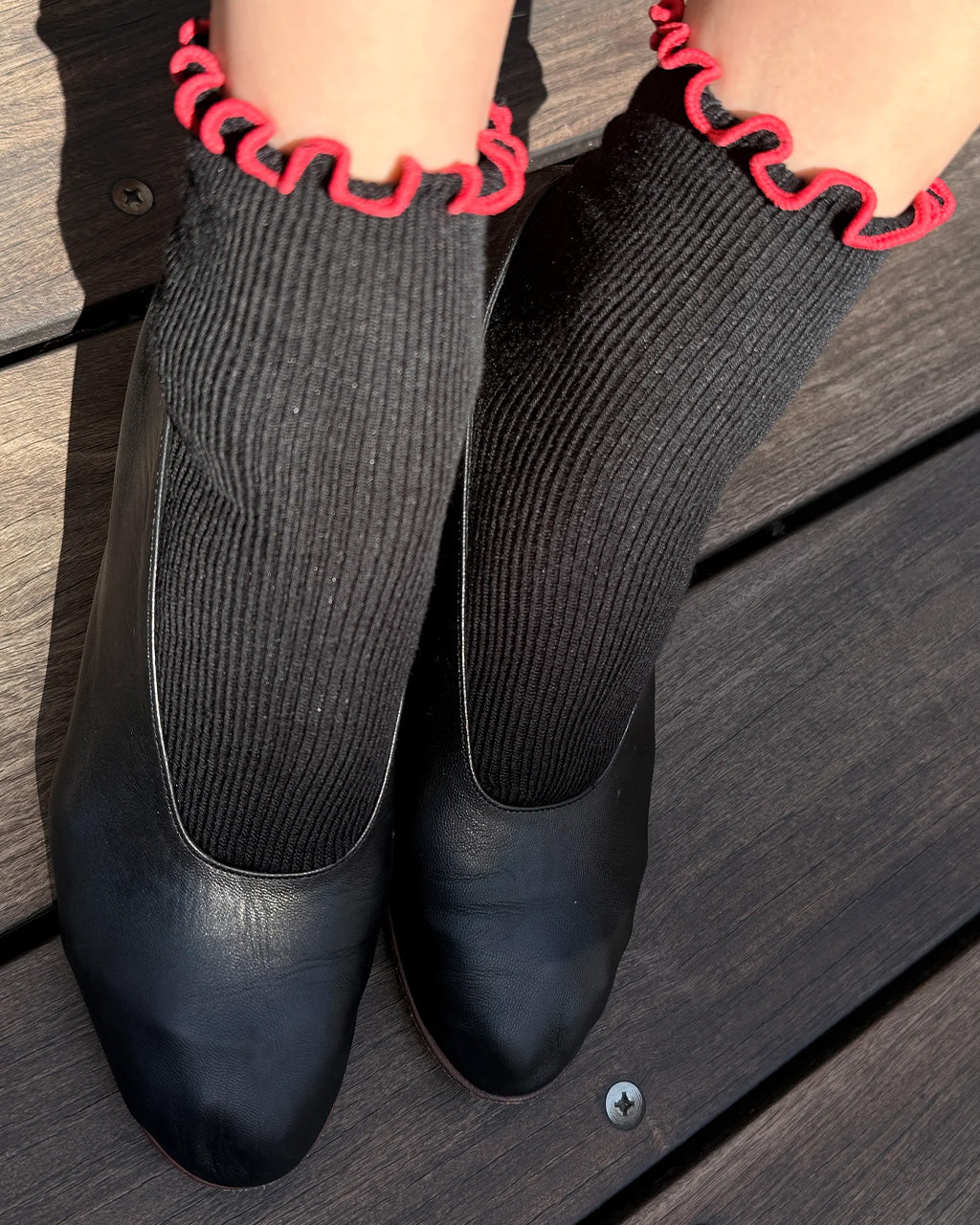 The Petite Ruffled Modal Socks - Black + Red – ban.do