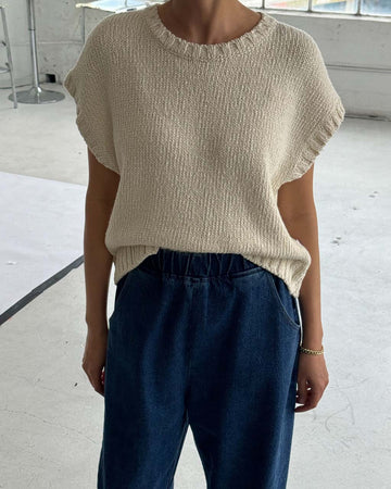 model wearing naturel short sleeve sweater top with denim