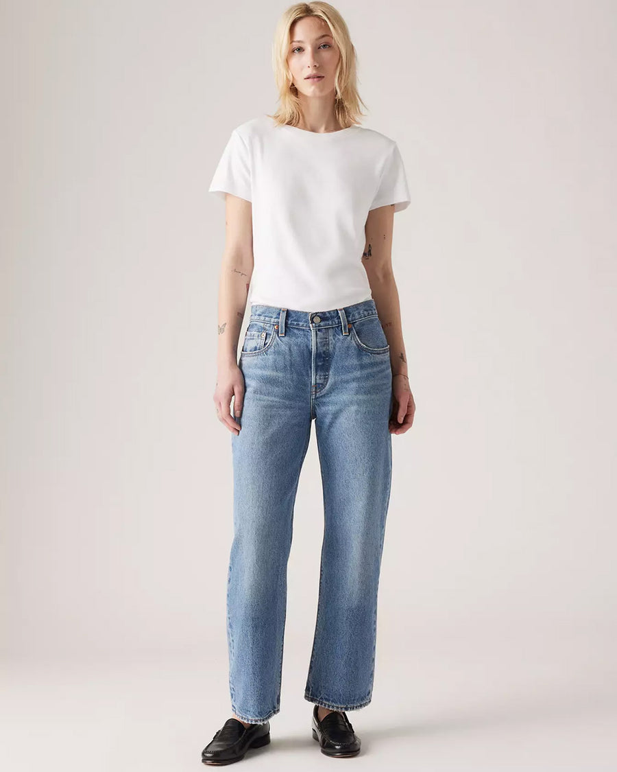 model wearing light denim 90's ankle jeans