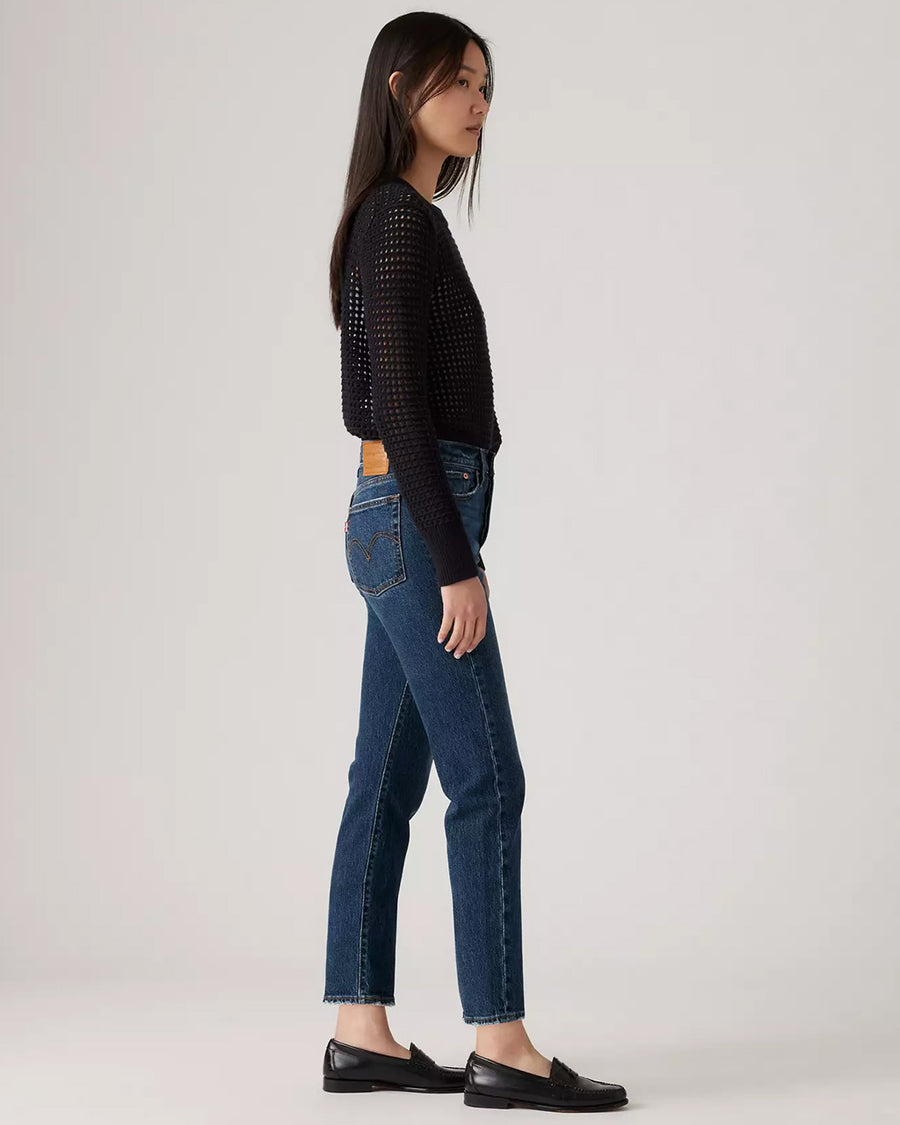 sideview of model wearing dark wash wedgie straight jeans