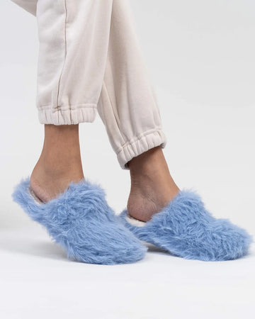 model wearing periwinkle fuzzy slide slippers