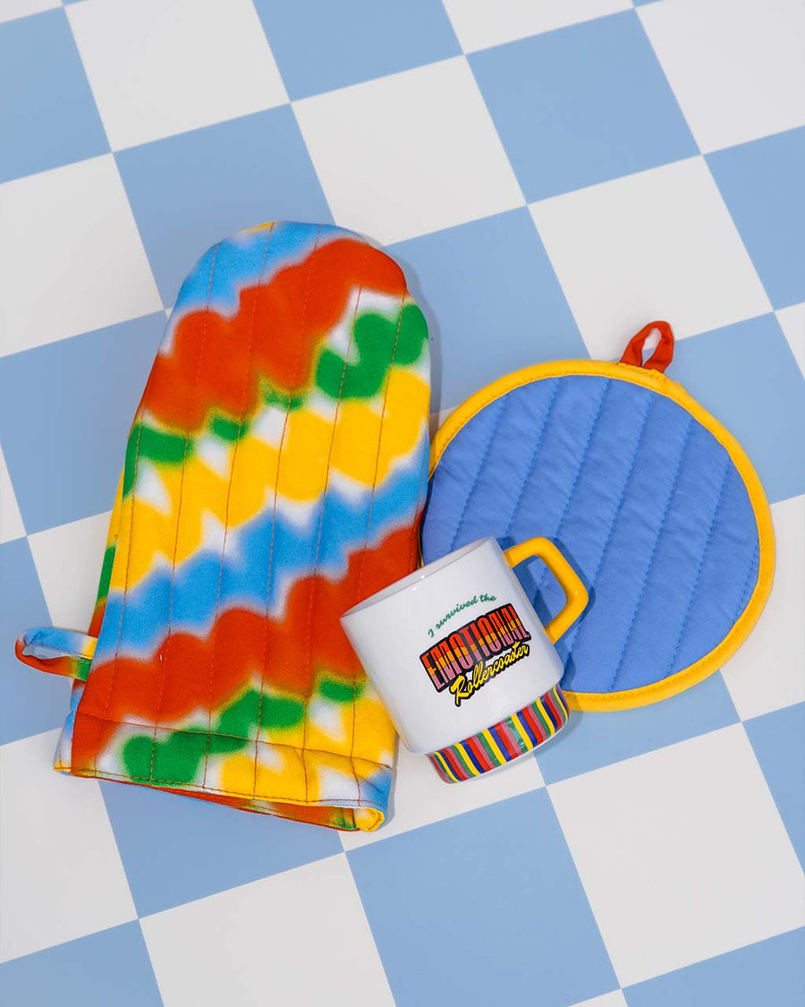primary color squiggle oven mitt and pot holder set with ceramic mug on them