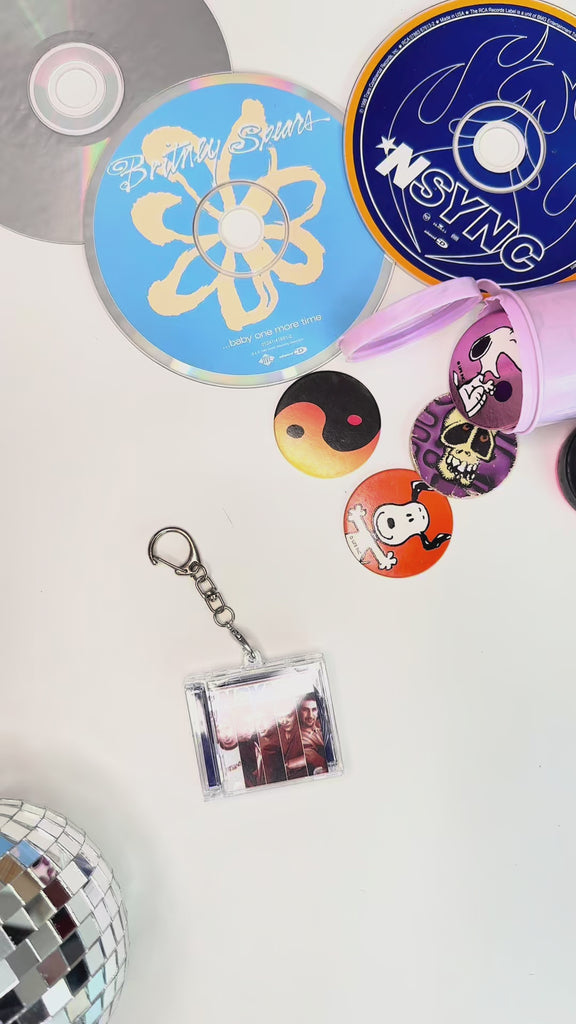 model showing how to use hit clip song keychain