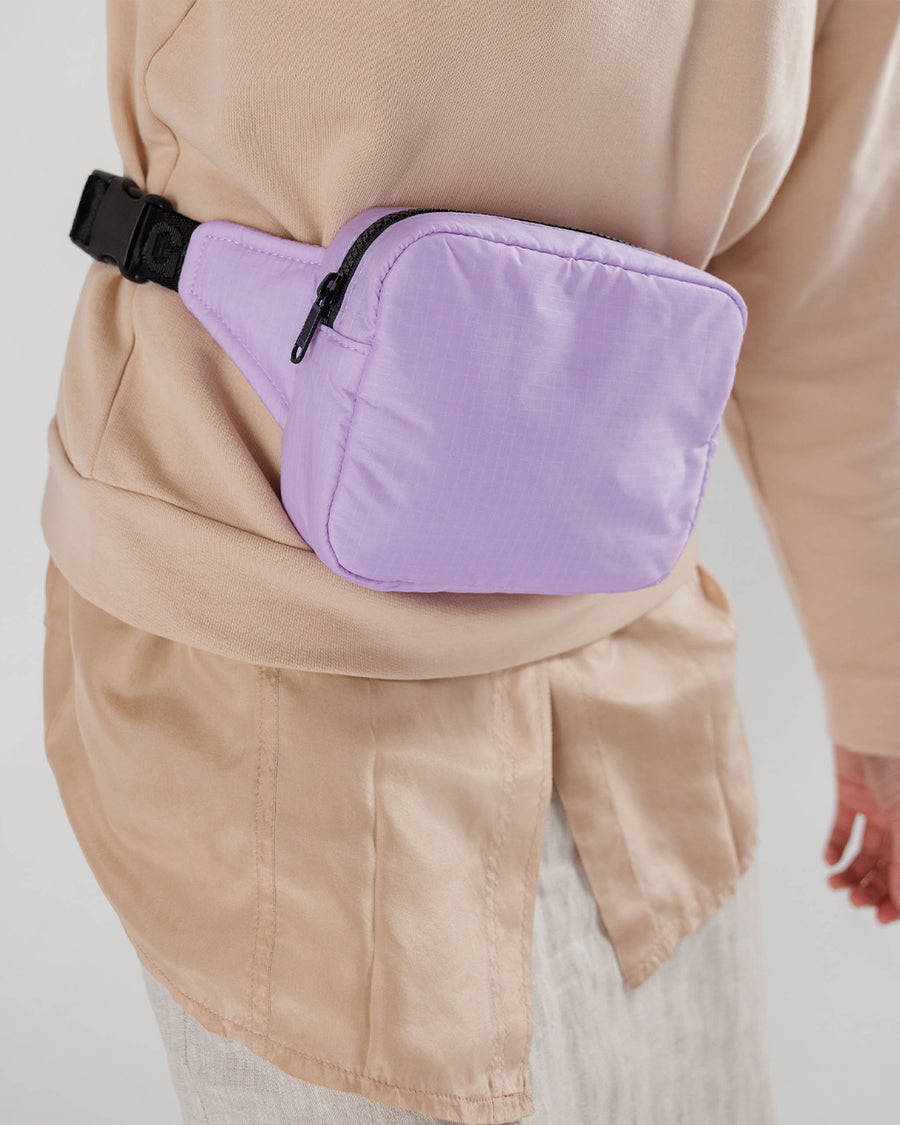 model wearing dusty lilac puffy baggu fanny pack