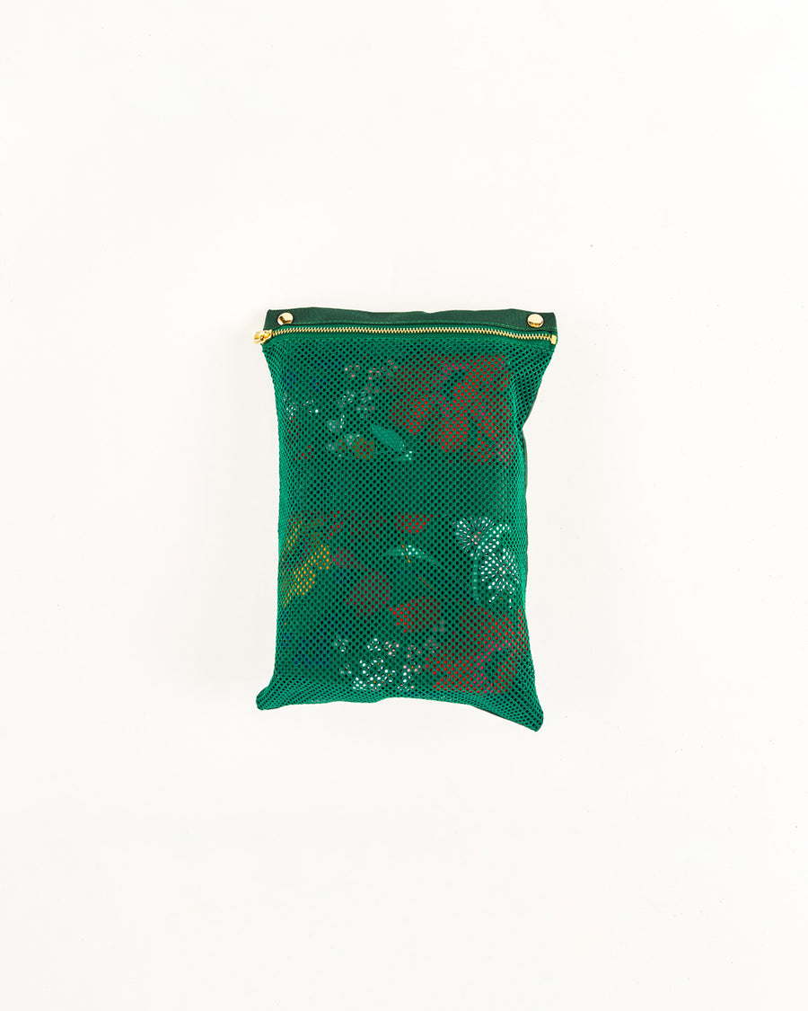 green mesh pouch with zipper can snap inside the weekender bag